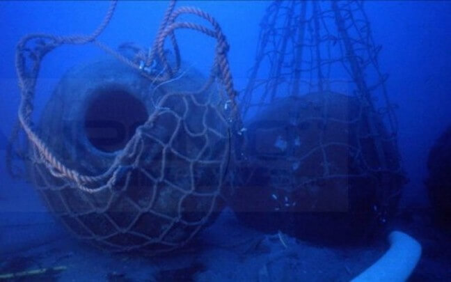 Uit water halen van de dolia van het Romeinse schip Diano Marina 